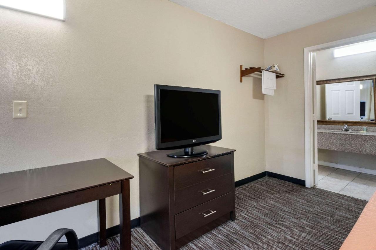 Rodeway Inn Clearwater-Largo Bagian luar foto