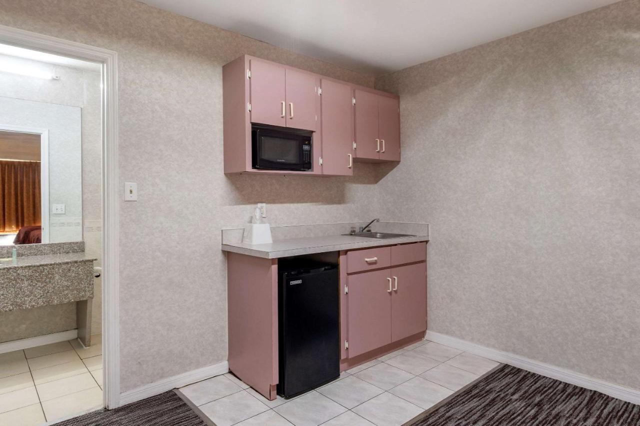 Rodeway Inn Clearwater-Largo Bagian luar foto